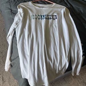White Hollister graphic shirt